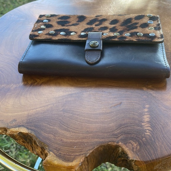 Patricia Nash leopard wallet with studs - Picture 4 of 12